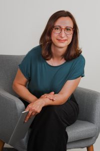 Antje Schneider auf einem Sessel